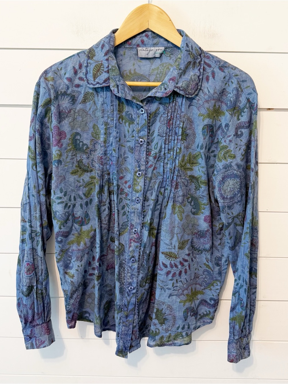 Vintage Goa | Blue blouse featuring pin tuck details paisley/floral print Medium